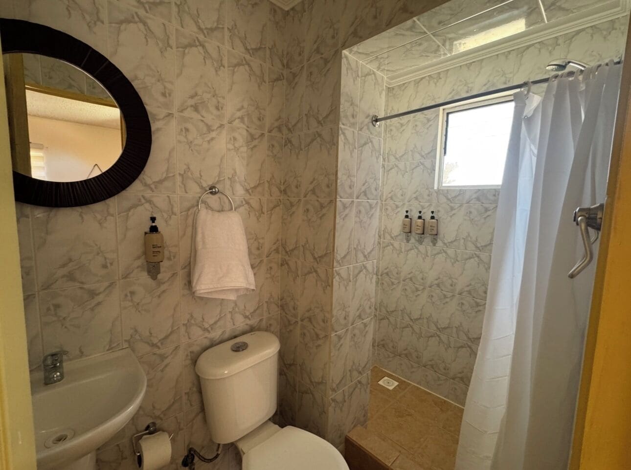 Exclusieve tweepersoonskamer | Badkamer | Een douche, handdoeken, zeep, shampoo