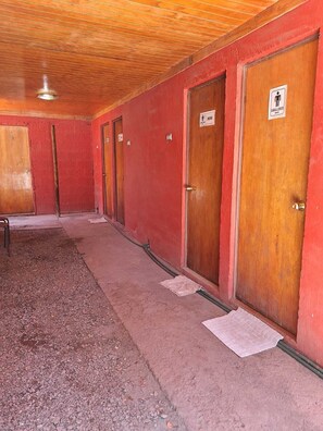 Economy Shared Dormitory | Bathroom | Shower, towels, soap, shampoo - Hostal Las Kañas (San Pedro de Atacama)