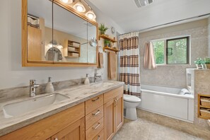 Aurora View Suite | Badkamer | Gratis toiletartikelen, een haardroger, handdoeken, zeep