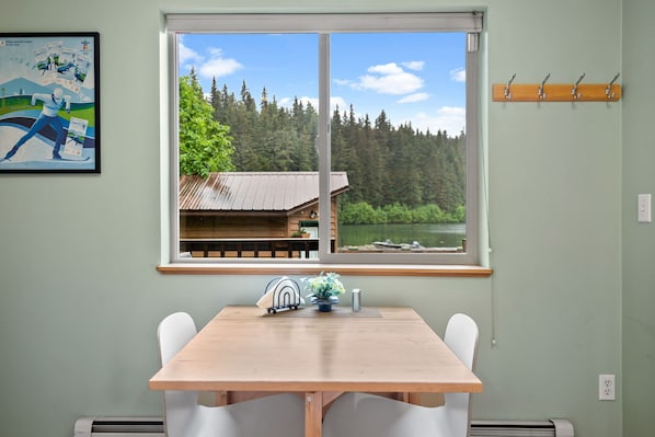 Bear Lake Deck Suite, Lake Views, 1 Bedroom, Kitchen, PRIVATE Bath | 私人小型廚房