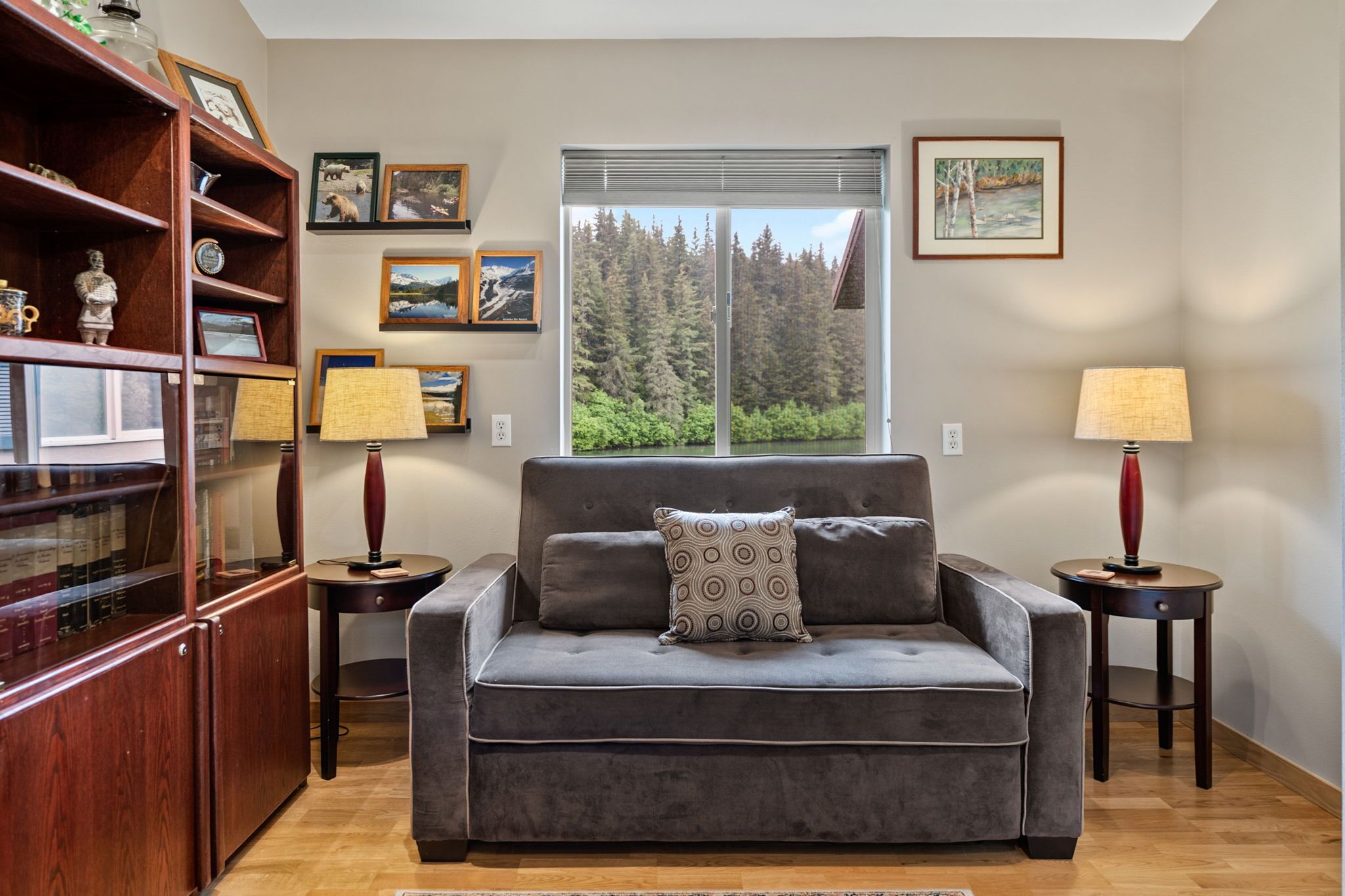 Bear Lake Deck Suite, Lake Views, 1 Bedroom, Kitchen, PRIVATE Bath | Área de sala de estar | Televisión de pantalla plana, Netflix y servicios de streaming 