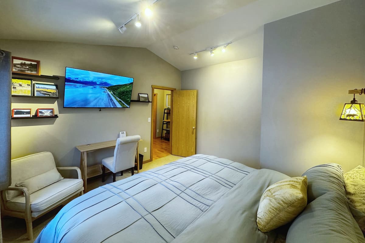 Bear Lake Deck Suite, Lake Views, 1 Bedroom, Kitchen, PRIVATE Bath | 1 bilik tidur, peralatan tempat tidur premium, gebar bulu kapas