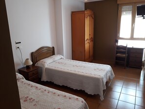 Twin Room | Desk, soundproofing, free WiFi, bed sheets - Hostal Ardoi (Zizur Mayor)
