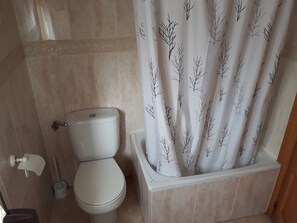 Combined shower/tub, free toiletries, hair dryer, towels - Hostal Ardoi (Zizur Mayor)