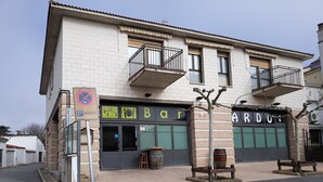 A building with a sign indicating a hostel. - Hostal Ardoi (Zizur Mayor)