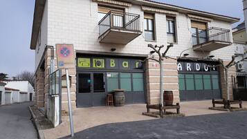 Ofereix taules a l'aire lliure i s'hi serveixen esmorzars i dinars