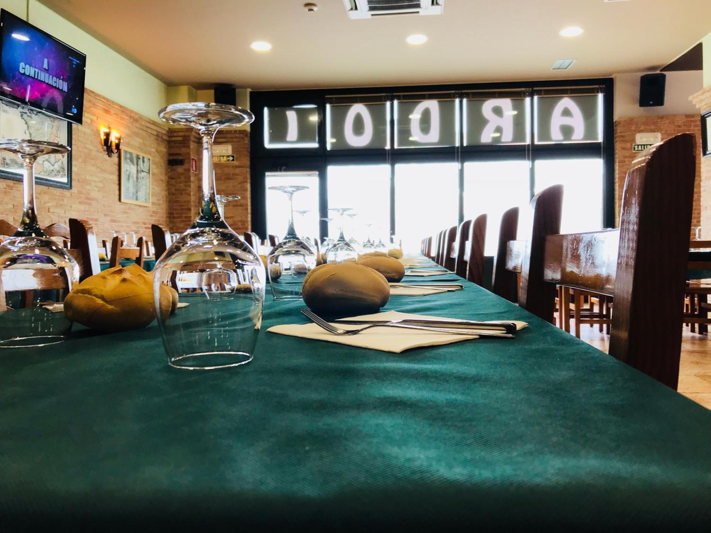 Ofereix taules a l'aire lliure i s'hi serveixen esmorzars i dinars