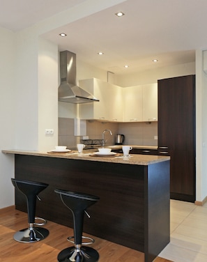 Appartamento, 1 camera da letto, terrazzo | Angolo cottura privato | Frigorifero, microonde, forno, piano cottura