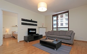 Appartamento, 1 camera da letto, terrazzo | Area soggiorno | TV a schermo piatto