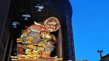 Uma estátua tradicional de leão chinês na entrada de um edifício.