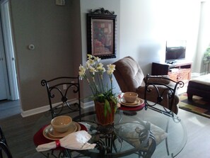 Standard Apartment, 1 Bedroom, Kitchen, City View | In-room dining