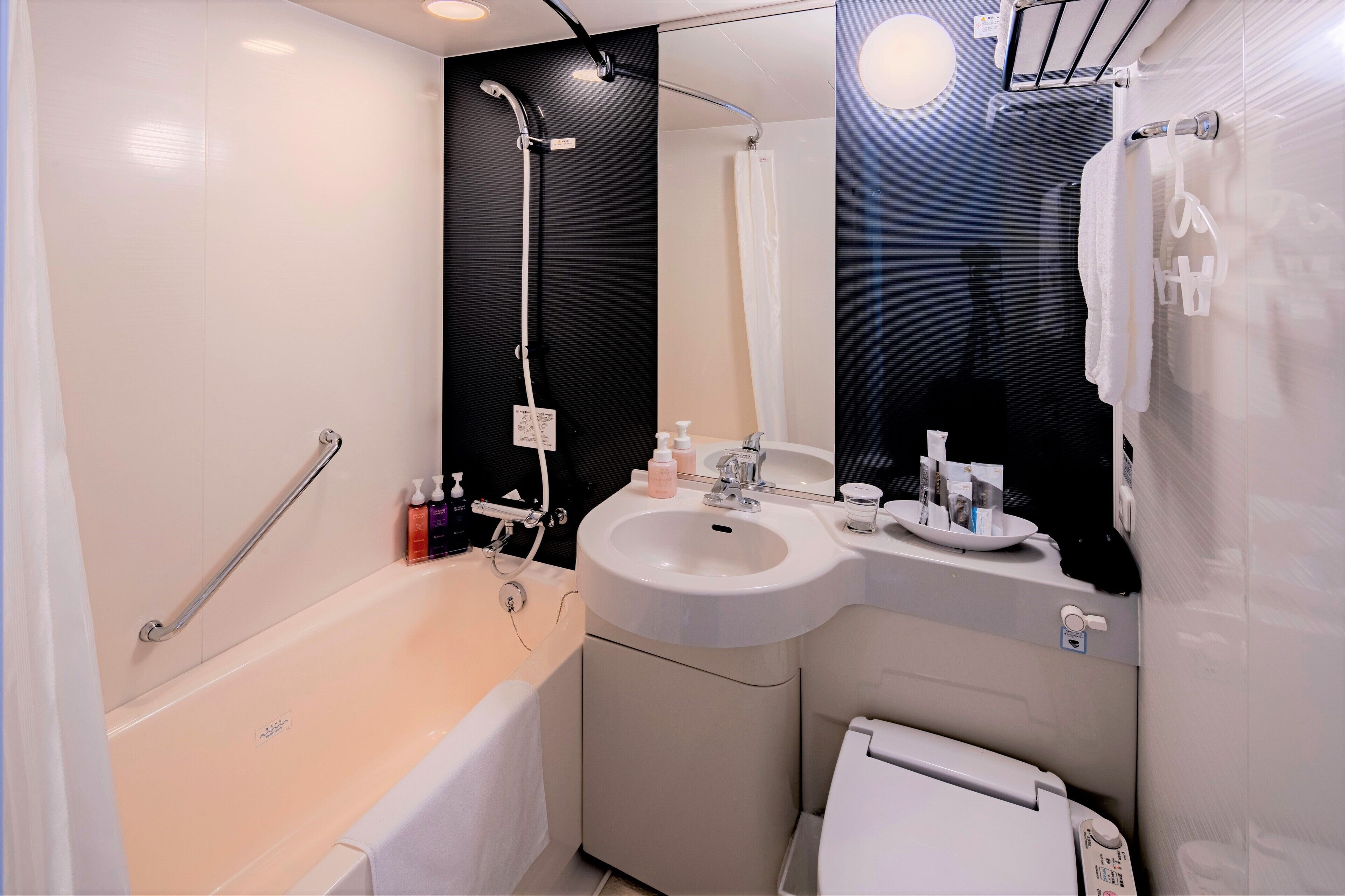 combined shower/bathtub, deep-soaking bathtub, free toiletries