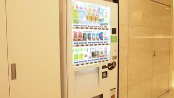 Ein Getränkeautomat mit verschiedenen Auswahlmöglichkeiten für Getränke und Snacks.