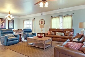 Apartment | Lobby lounge - Bermuda Breeze D Holiday Home Holiday home 8 (North Myrtle Beach)