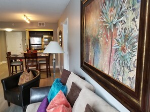 標準公寓, 廚房, 城市景觀 | 起居區 | 平面電視