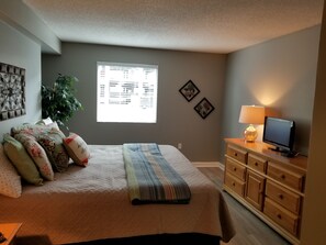 Standard-Apartment, Küche, Stadtblick | 2 Schlafzimmer, hochwertige Bettwaren, Bügeleisen/Bügelbrett