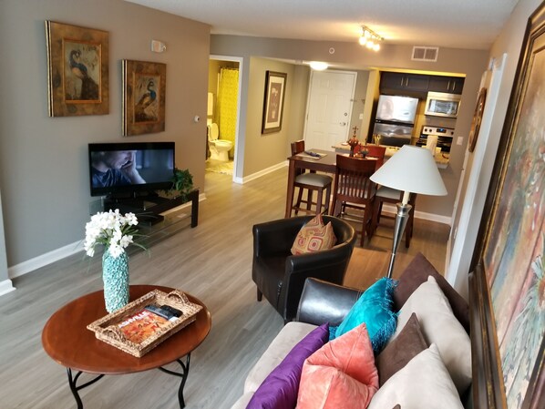 標準公寓, 廚房, 城市景觀 | 客廳 | 平面電視