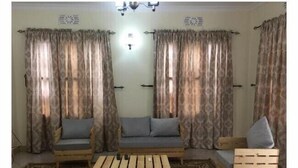 A living room with a sofa set, a coffee table, and a side table. - Le Parlour (Boma la Ngombe)