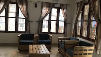 Standard-Doppelzimmer, eigenes Bad, Erdgeschoss | Wohnbereich | 24-Zoll-Fernseher mit Satellitenempfang