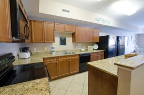 Vil·la | Cuina privada | Frigorífic, microones, forn i placa de cuina 