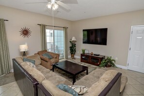 Villa | Living area | TV - Myrtle Beach 303B Villa Villa 6 (Myrtle Beach)