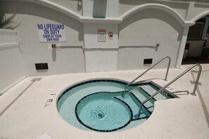 Villa | Outdoor spa tub