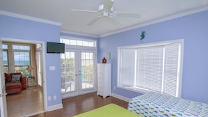 A bedroom with a bed, a dresser, a television, and a window with blinds. - Tuscan Ocean Vista D Holiday Home Holiday home 8 (Myrtle Beach)