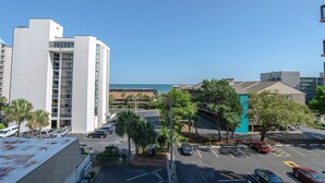 A multi-story hotel with a parking lot and a view of the ocean. - Tuscan Ocean Vista D Holiday Home Holiday home 8 (Myrtle Beach)