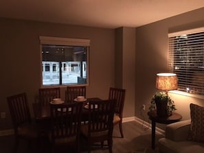 Standard Apartment, 2 Bedrooms, Kitchen, City View | In-room dining