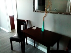 Standard-Apartment, 2 Schlafzimmer, Küche, Stadtblick | Wohnbereich | Flachbildfernseher, DVD-Player