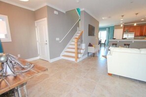 Apartment | Lobby sitting area