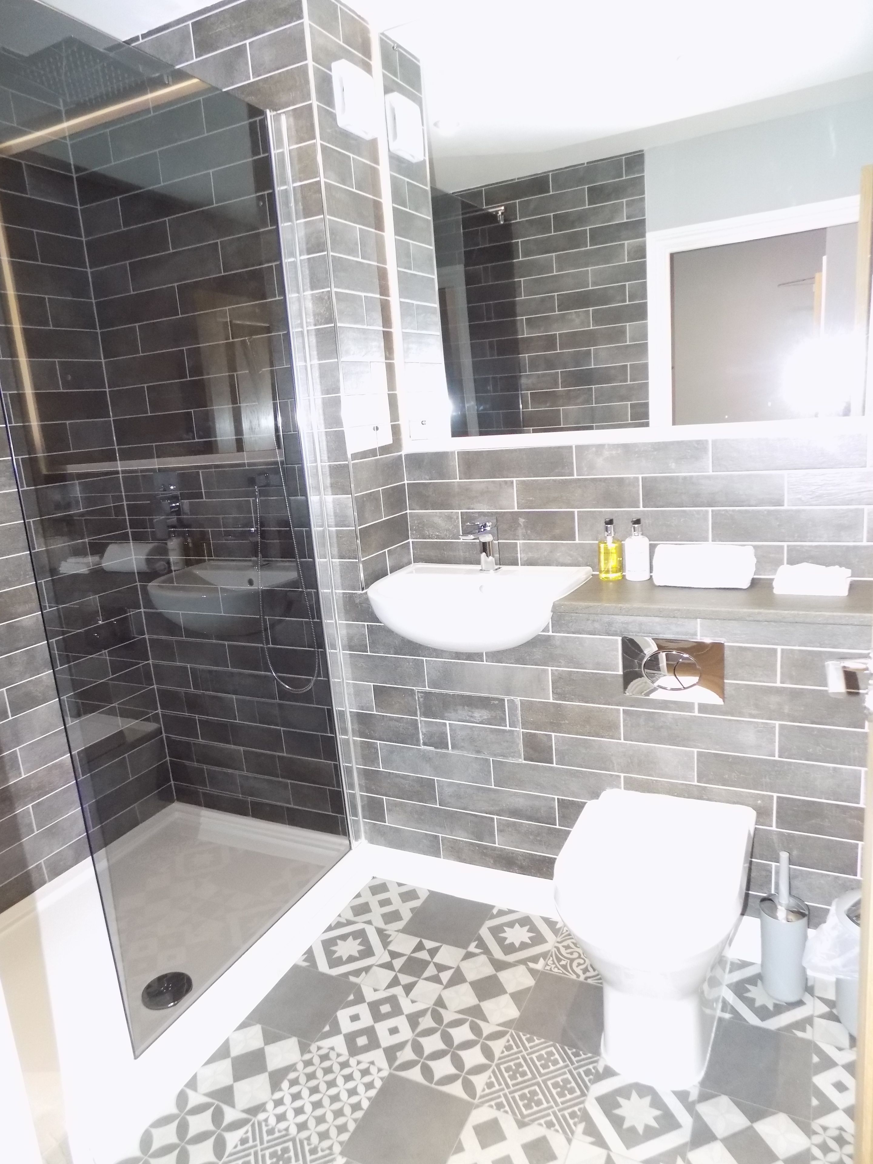 Apartamento, 1 cama King (Apartment 2) | Banheiro | Chuveiro, chuveiro com efeito de chuva, produtos de toalete de grife 