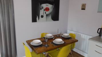 Apartment, 1 King Bed with Sofa bed (Apartment 4) | In-room dining