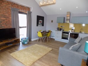 Leilighet, 1 kingsize-seng (Apartment 4) | Oppholdsområde | Smart-TV