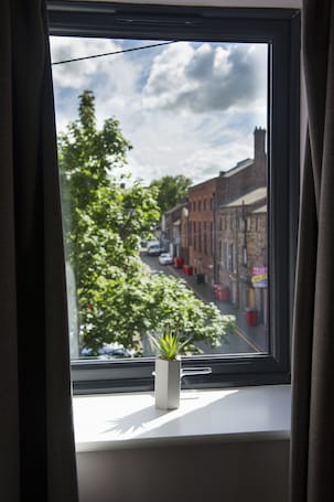 Vista a la calle. The Old Wool House Apartments