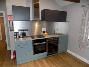 Appartement, 1 kingsize bed (Apartment 3) | Privékeuken | Een koelkast, een oven, een kookplaat, een waterkoker