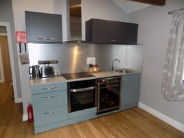 apartman, 1 king (extra méretű) franciaágy (Apartment 3) | Privát konyha | Hűtőszekrény, sütő, főzőlap és elektromos vízforraló