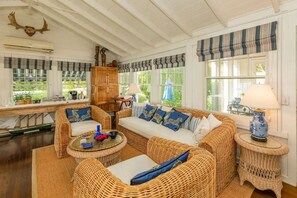 Living area - Harbor Knoll Bed & Breakfast (Greenport)