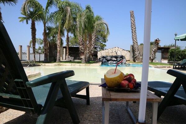 Alberca al aire libre por temporada y sombrillas en la alberca