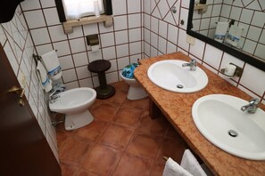 A bathroom with two sinks, a toilet, and a bidet. - Aurelio Rapillo (Latina)