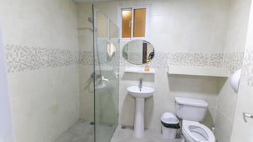 Duschwanne, Designer-Toilettenartikel, Handtücher, Seife
