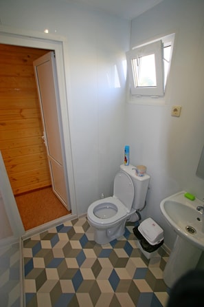 Standard Room | Bathroom | Shower, towels