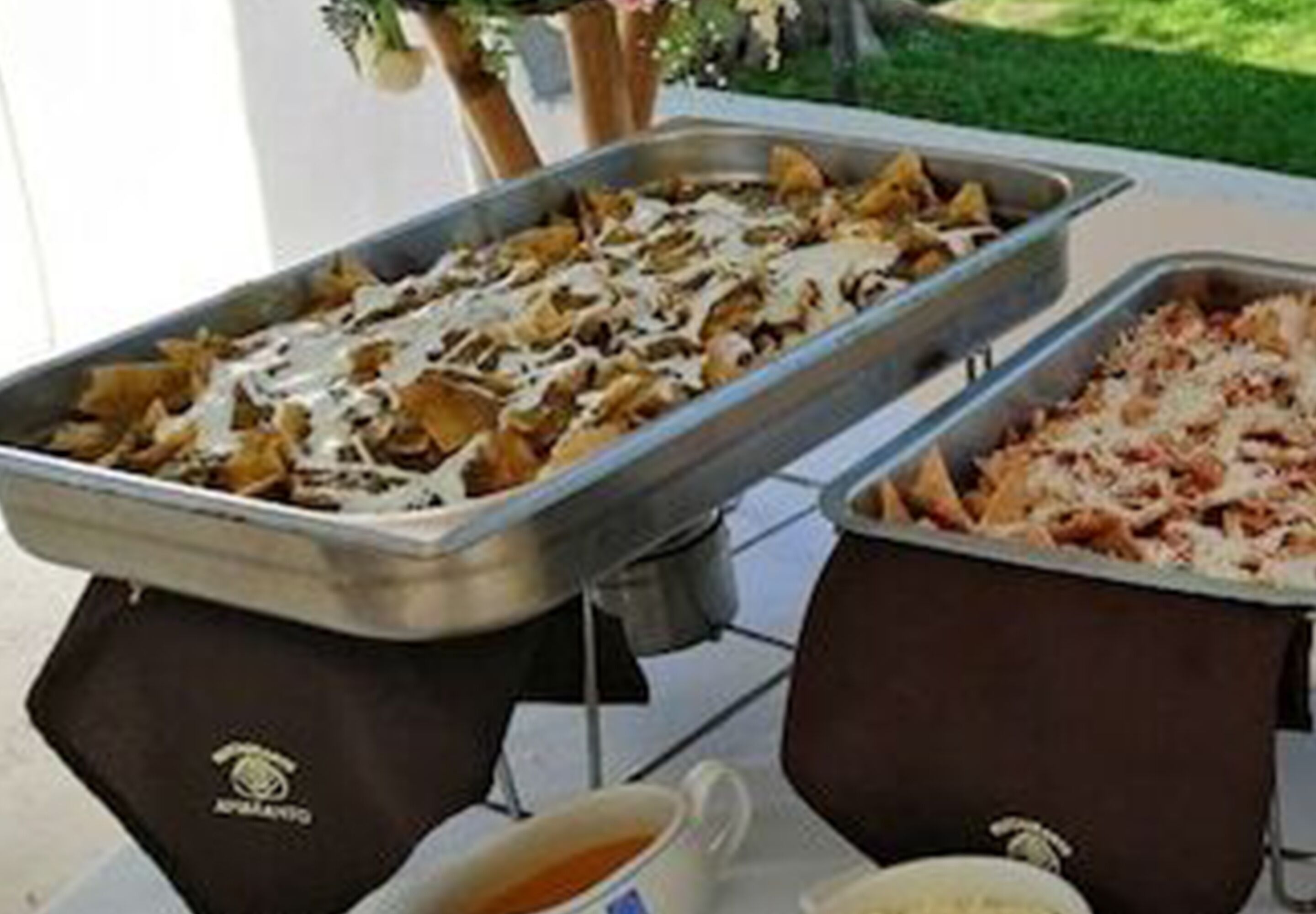 Una mesa de buffet con nachos y una olla de sopa.