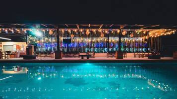 Ein Poolbereich mit Sitzgelegenheit und Bar.