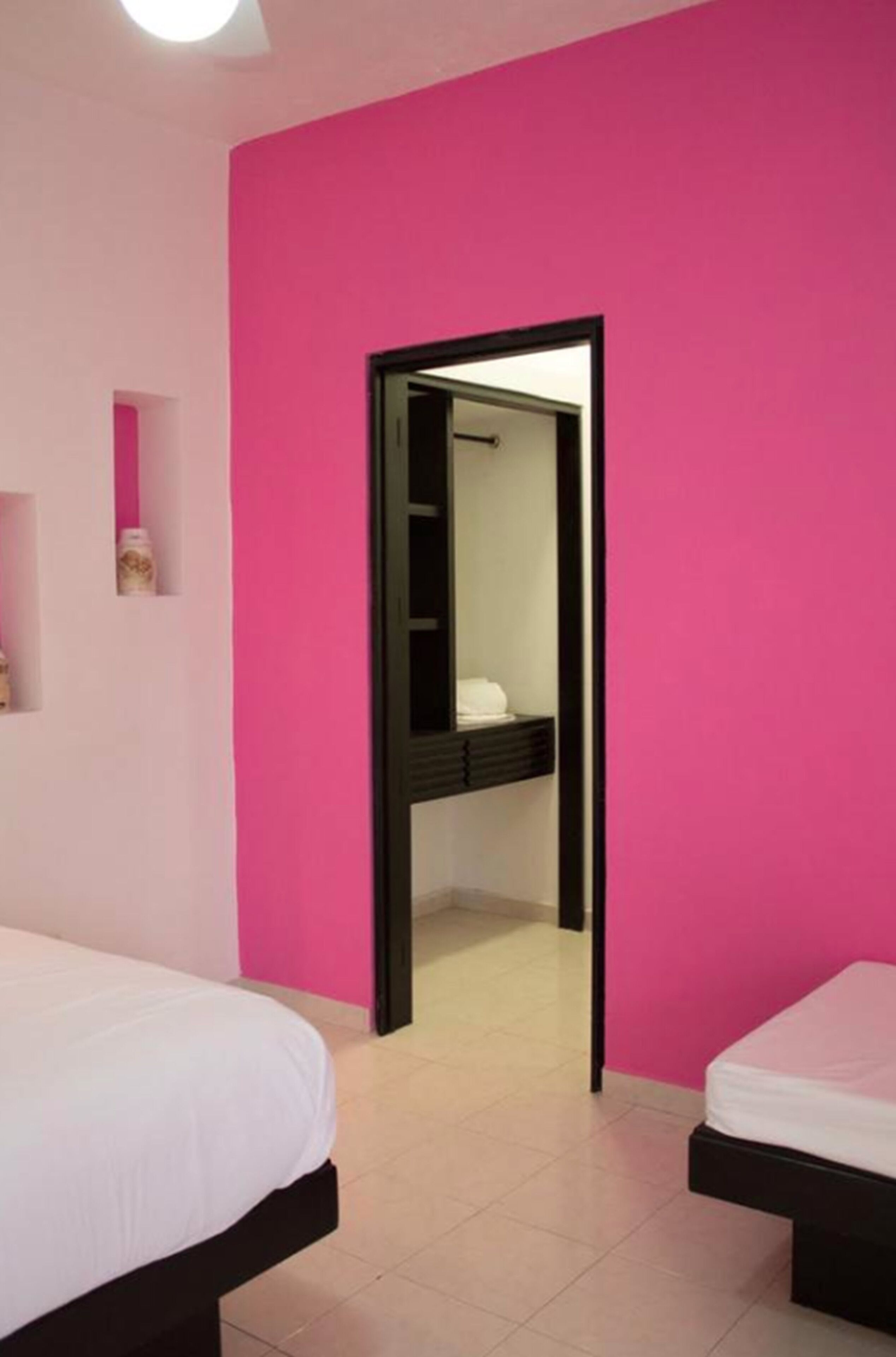 Habitación Deluxe, varias camas, vista a la alberca, en el área del jardín | Baño | Regadera, amenidades de baño gratuitas, toallas 