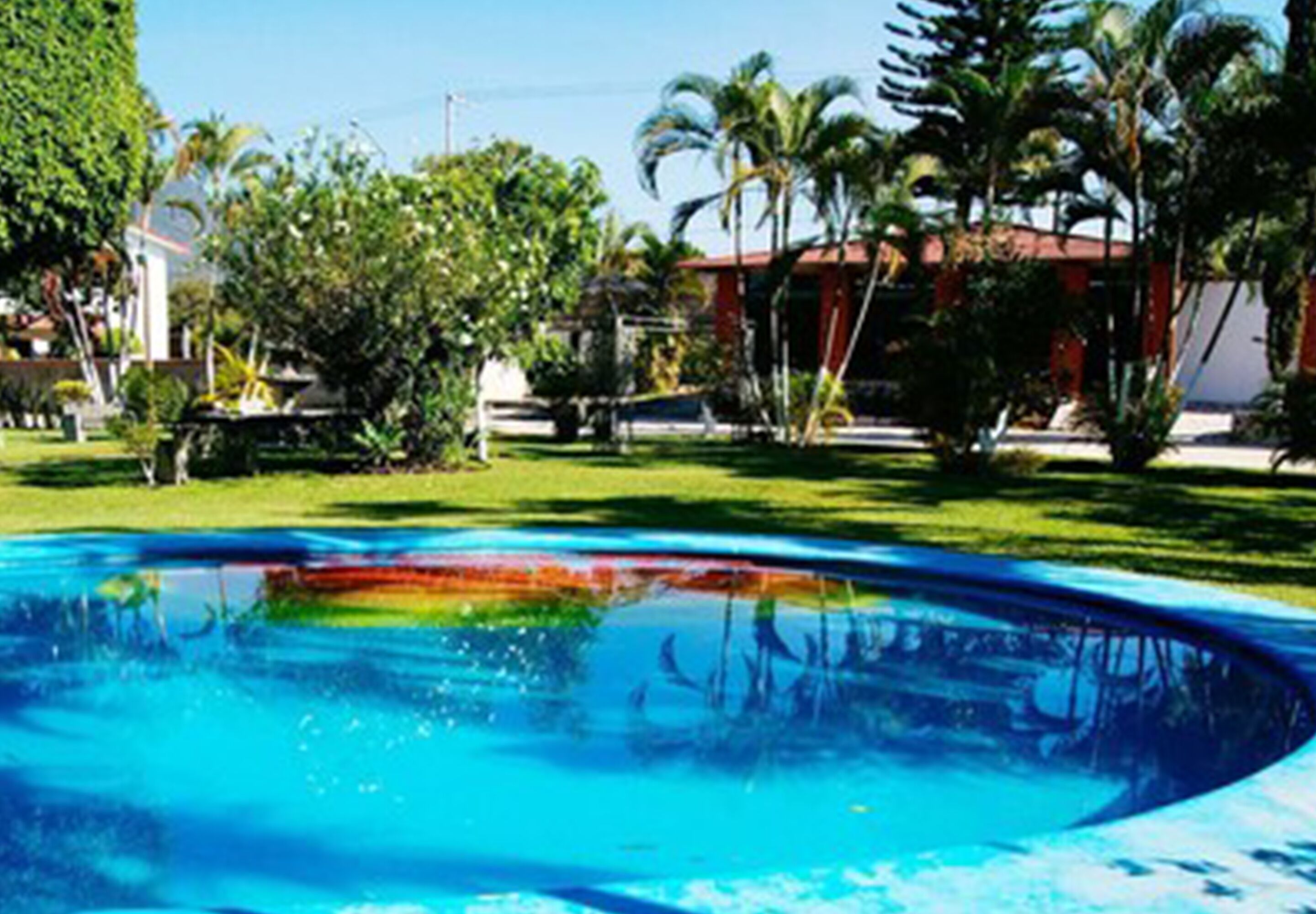 Utomhuspool och solstolar