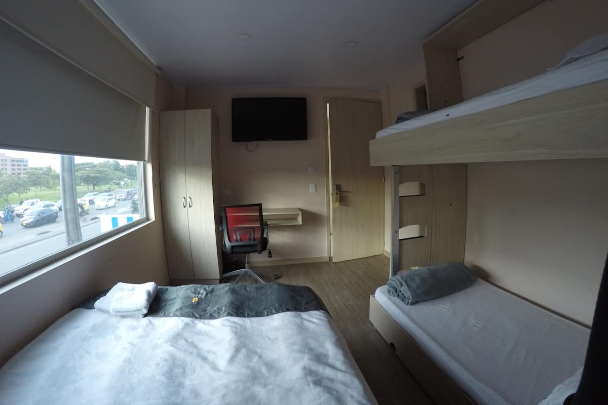 Családi négágyas szoba | Hangszigetelés, ingyenes wifi és ágynemű