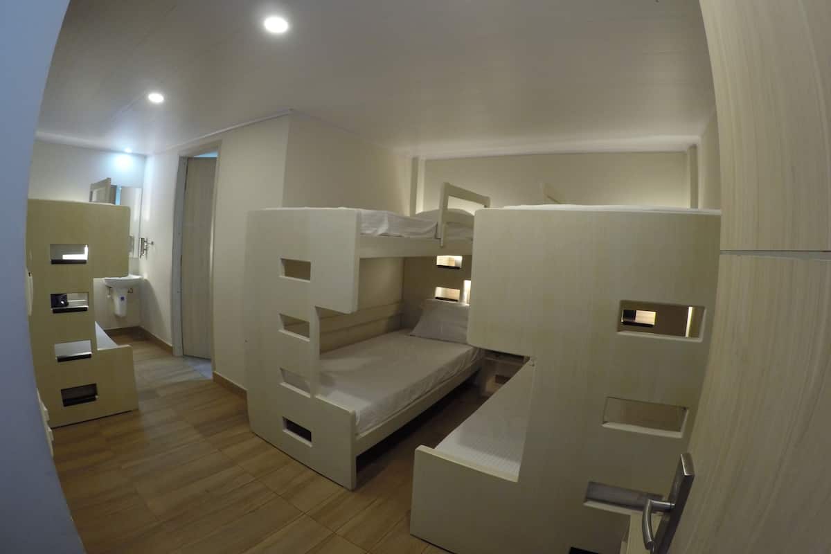 Family Shared Dormitory, 1 Bedroom | 1 bilik tidur, kalis bunyi, Wi-fi percuma, cadar katil