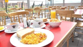 Desayuno a la carta diario (COP 18000 por persona)