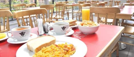 Tägliches nach Wunsch zubereitetes Frühstück (18000 COP pro Person)